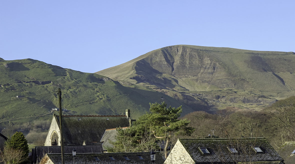 Le village de Castleton dominé par le mont Mam Tor dans le Peak District